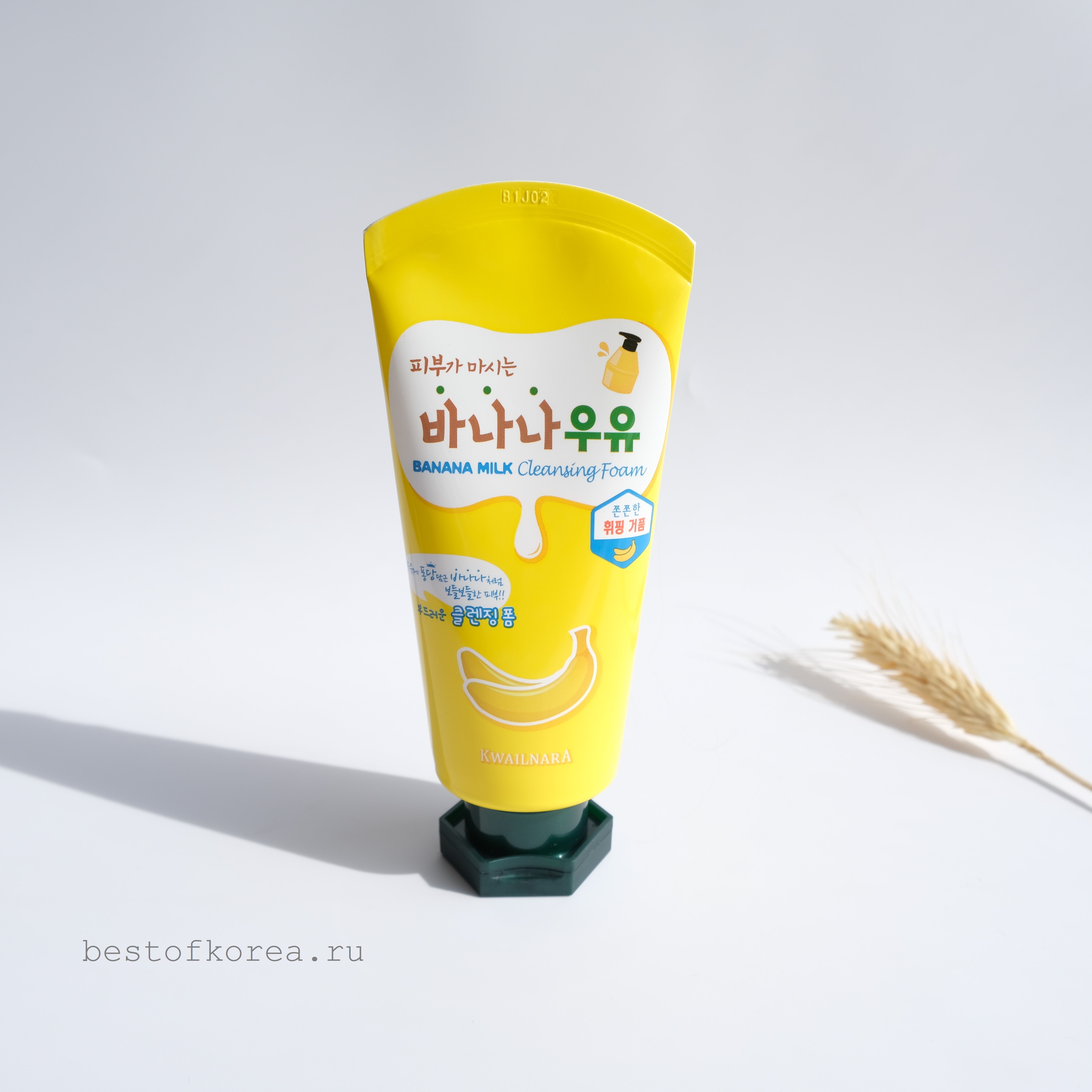 картинка Welcos Пенка для умывания с экстрактом банана Kwailnara Banana Milk Cleansing Foam 120мл