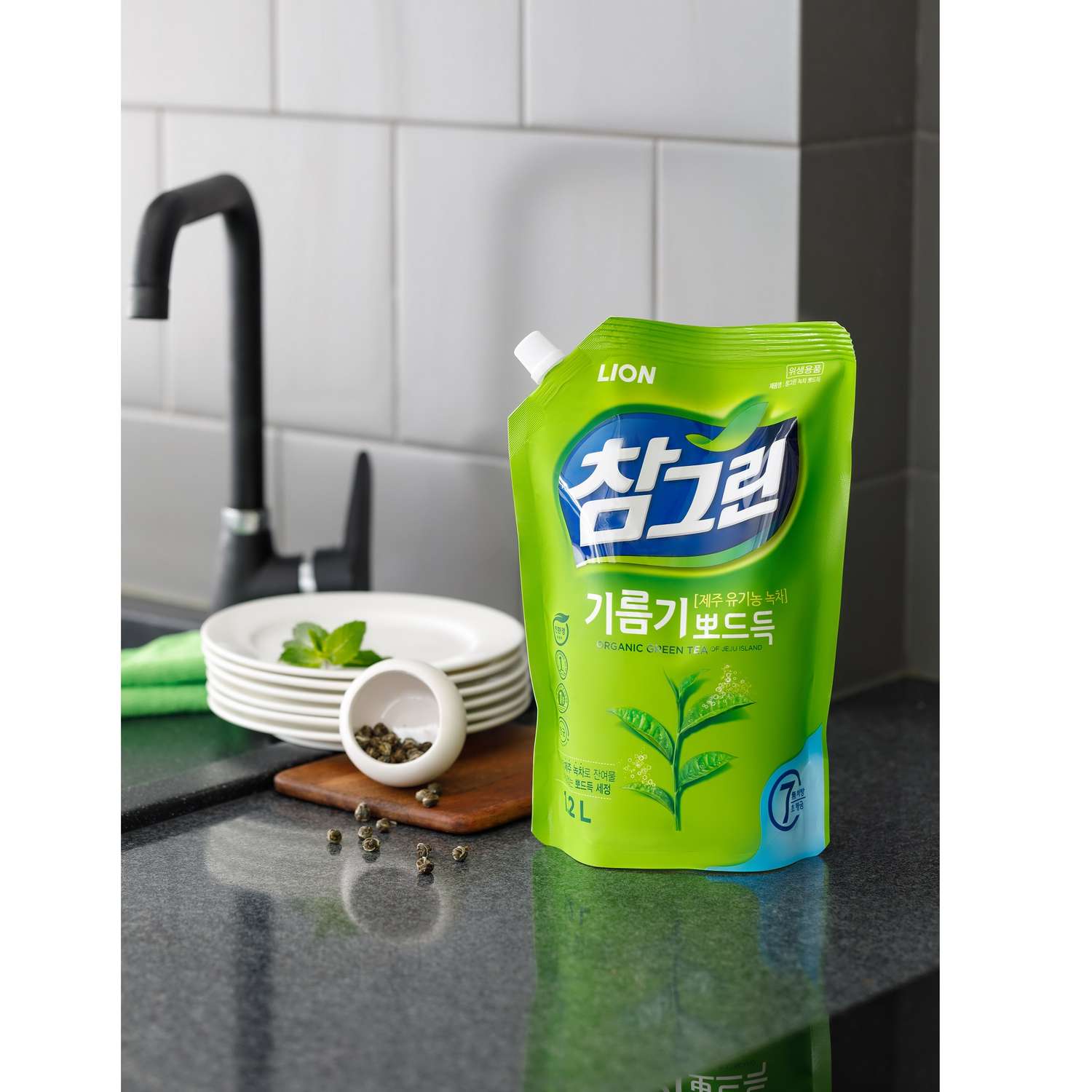 картинка LION Средство для мытья посуды,овощей и фруктов зеленый чай Chamgreen Green Tea 1400мл(смен.блок)